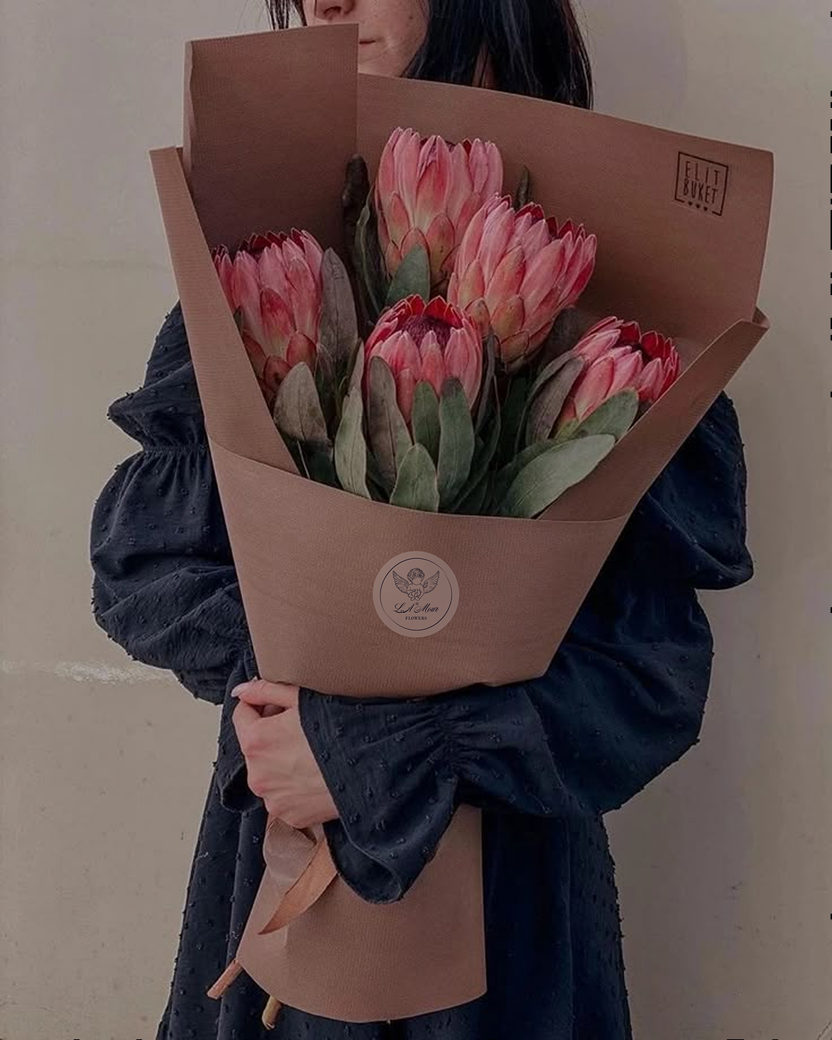 Bouquet with platinum L'Amour Flowers seal